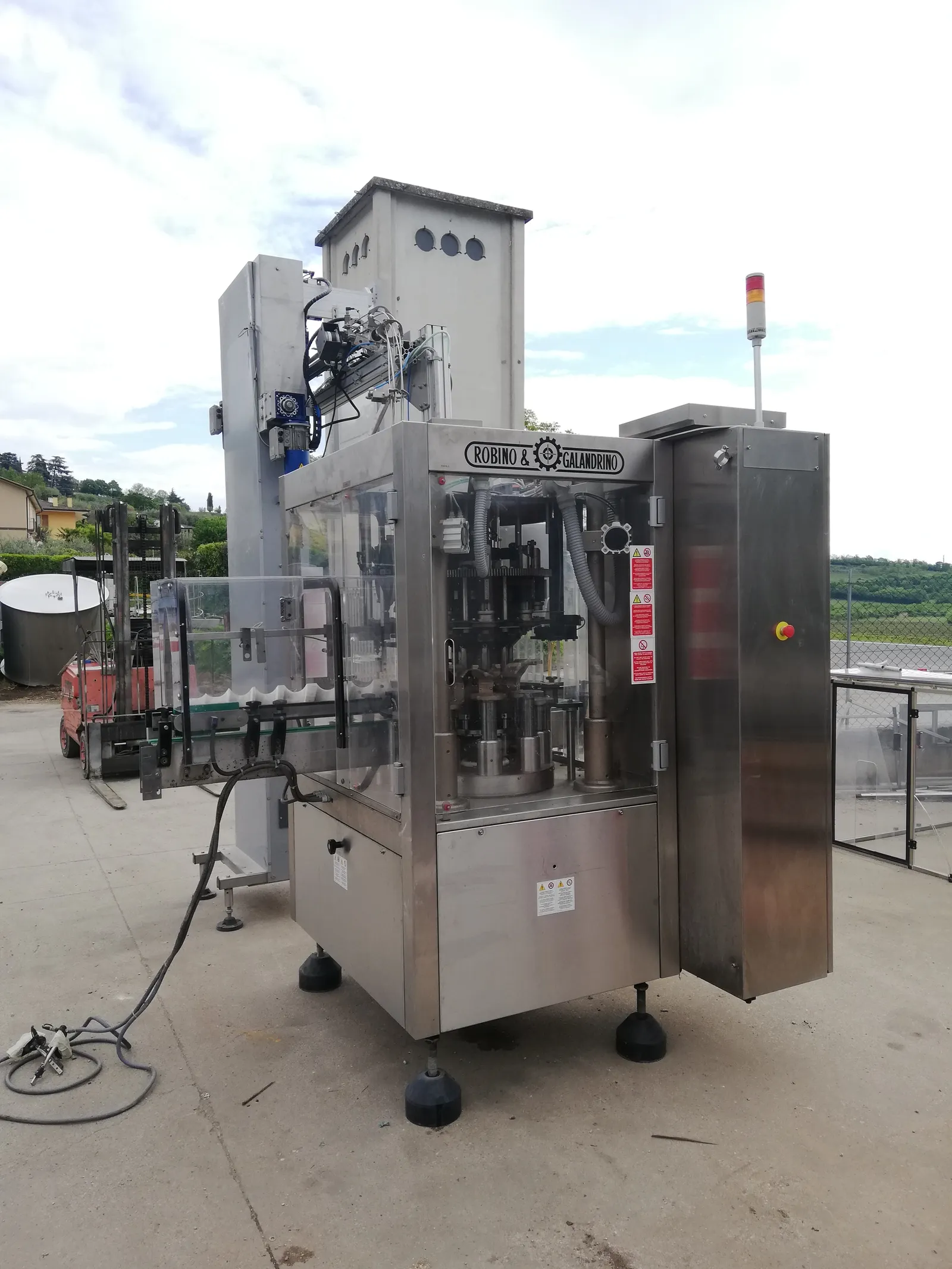 Robino & Galandrino RECORD 8 muselet machine, photograph 1 of 5