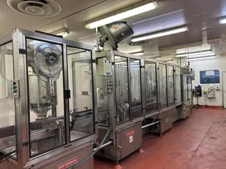Carbonated soft-drink bottling line for glass, photograph 1 of 10