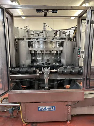 Carbonated soft-drink bottling line for glass, photograph 2 of 10