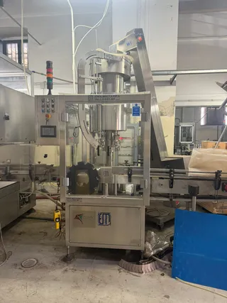 Enolmeccanica Vallebelbo Stelvin capper, photograph 2 of 11