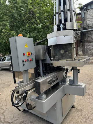 Robino & Galandrino four-head muselet machine, photograph 3 of 19