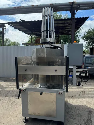 Robino & Galandrino four-head muselet machine, photograph 4 of 19