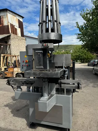 Robino & Galandrino four-head muselet machine, photograph 5 of 19