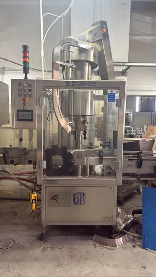 Enolmeccanica Vallebelbo Stelvin capper, photograph 6 of 11