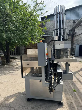 Robino & Galandrino four-head muselet machine, photograph 6 of 19