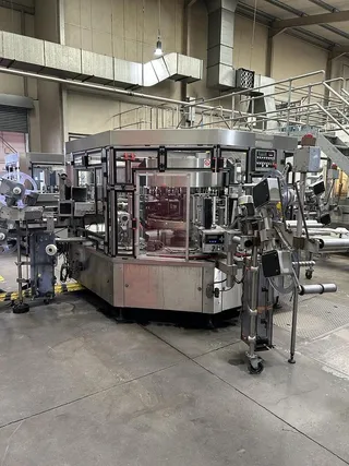 Carbonated soft-drink bottling line for glass, photograph 7 of 10