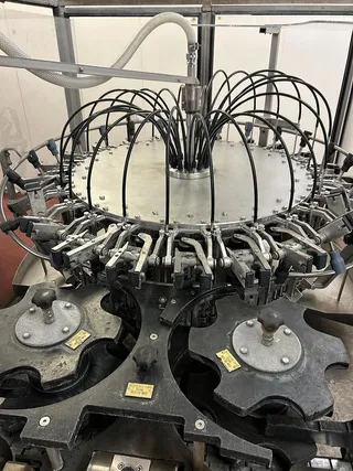 Carbonated soft-drink bottling line for glass, photograph 8 of 10