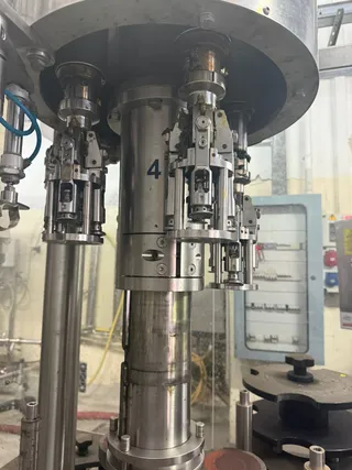 Enolmeccanica Vallebelbo Stelvin capper, photograph 8 of 11