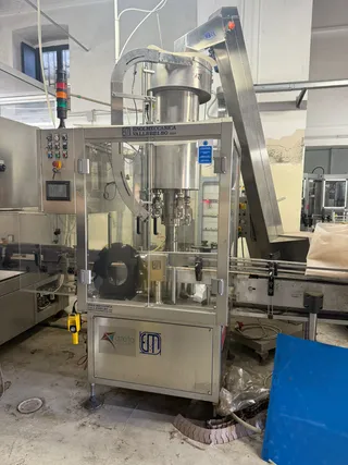 Enolmeccanica Vallebelbo Stelvin capper, photograph 9 of 11